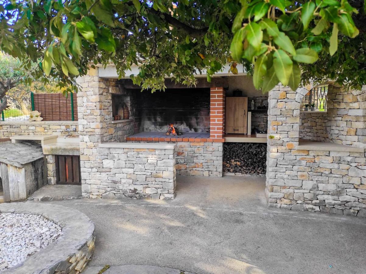 Heritage Holiday House Lori With Pool Postira Exterior foto