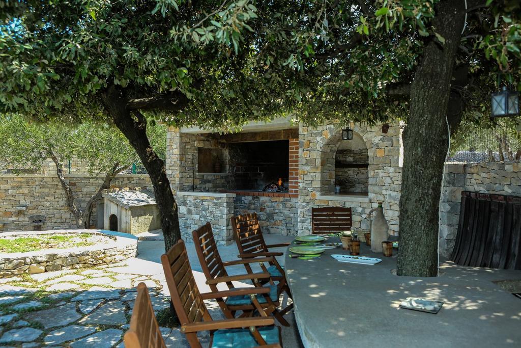 Heritage Holiday House Lori With Pool Postira Exterior foto